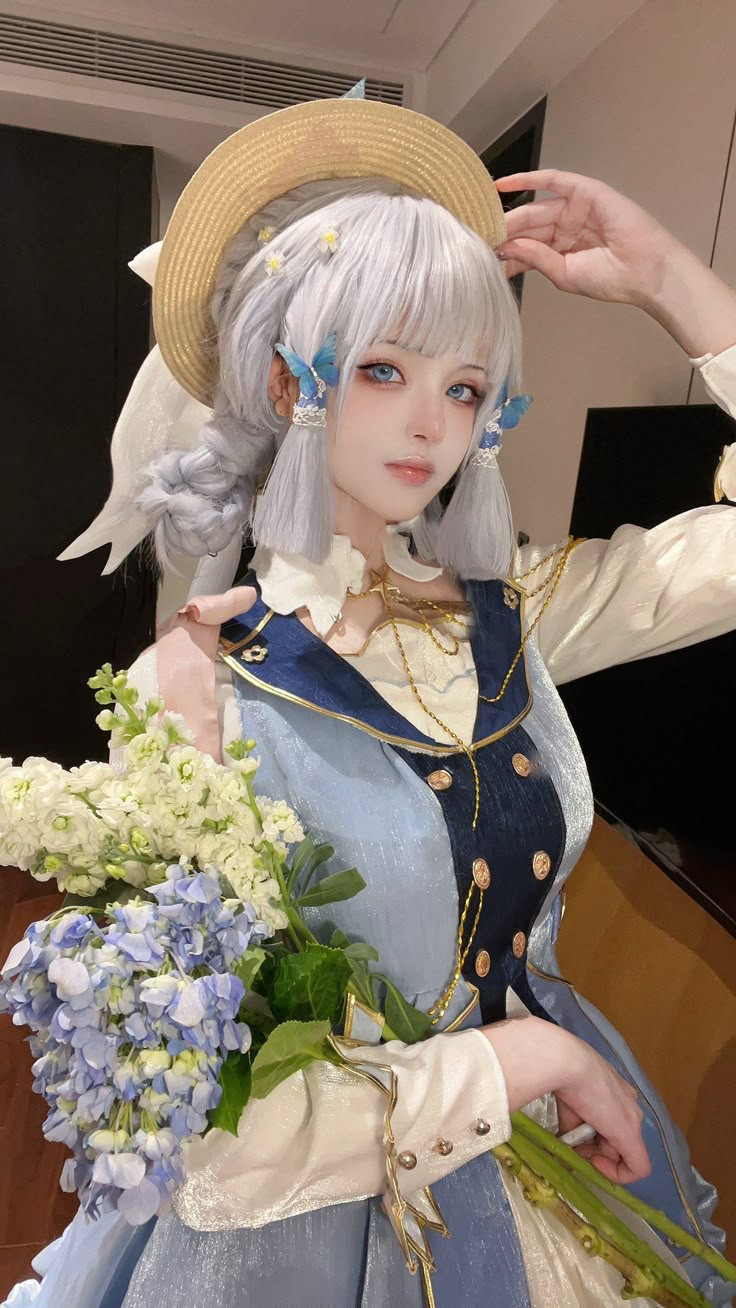 Cô gái cosplay anime nữ với trang phục chi tiết và ánh mắt sắc sảo tái hiện nhân vật
