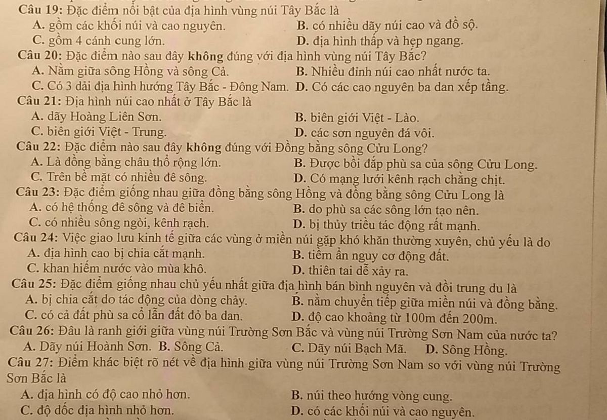 Đề bài trắc nghiệm về đặc điểm nổi bật của địa hình vùng núi Tây Bắc với bốn phương án A, B, C, D