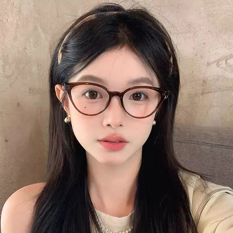 Mặt gái xinh đeo kính dễ thương nhẹ nhàng với nụ cười tỏa nắng rạng rỡ