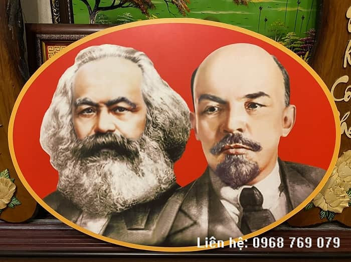 Quầy trưng bày và bán ảnh Các Mác – Lênin và Bác Hồ