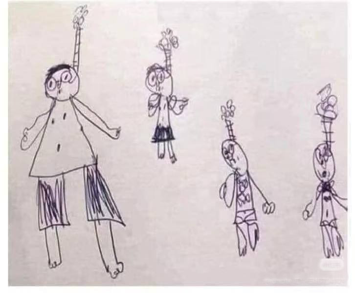 Bức tranh gia đình với các nhân vật đứng thẳng và có chi tiết giống dây quanh cổ gây hiểu nhầm