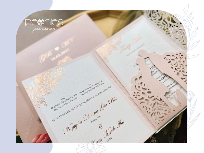 Bộ thiệp cưới cắt laser tinh xảo với tông màu hồng blush và ép kim rose gold sang trọng