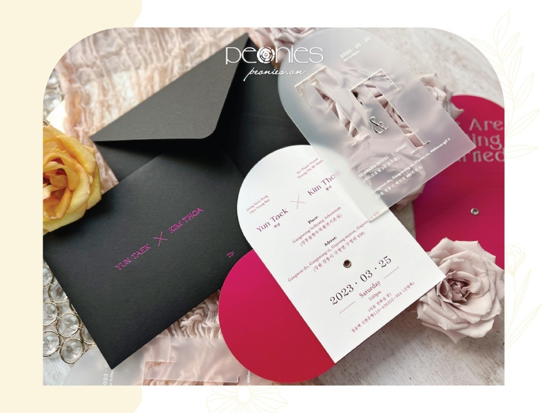 Tấm thiệp cưới acrylic trong suốt với kỹ thuật in hiện đại tạo vẻ sang trọng và độc đáo