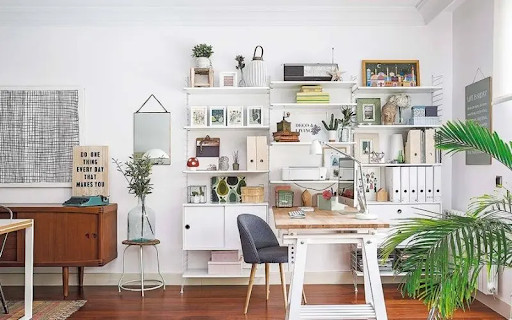Chậu cây xanh nhỏ decor góc học tập, mang lại sự tươi mới và sinh động cho không gian làm việc.