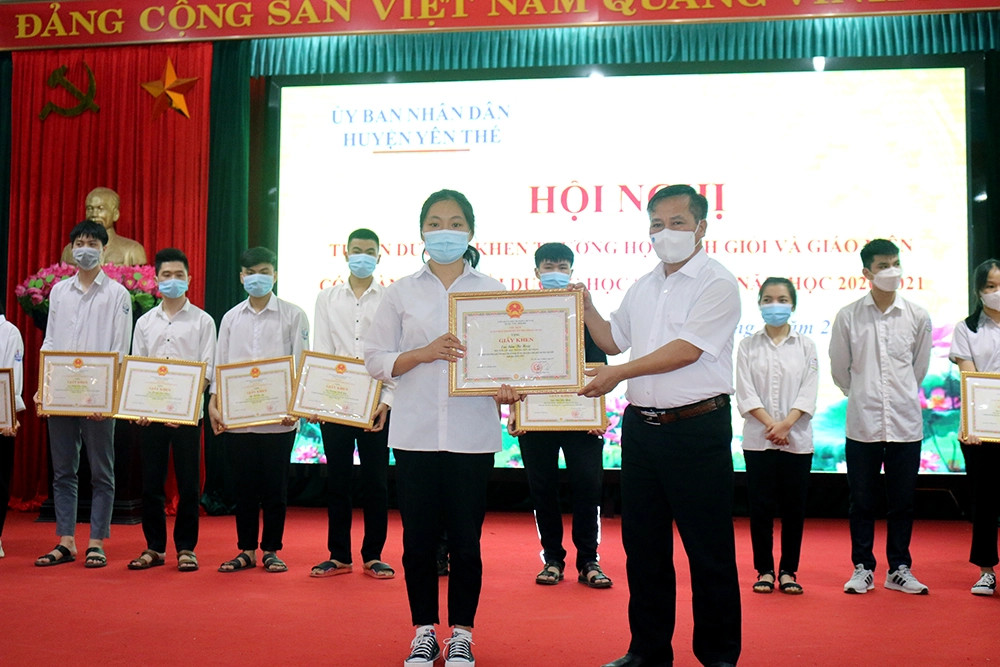 Nội dung cơ bản cần có trên một tấm Giấy khen học sinh
