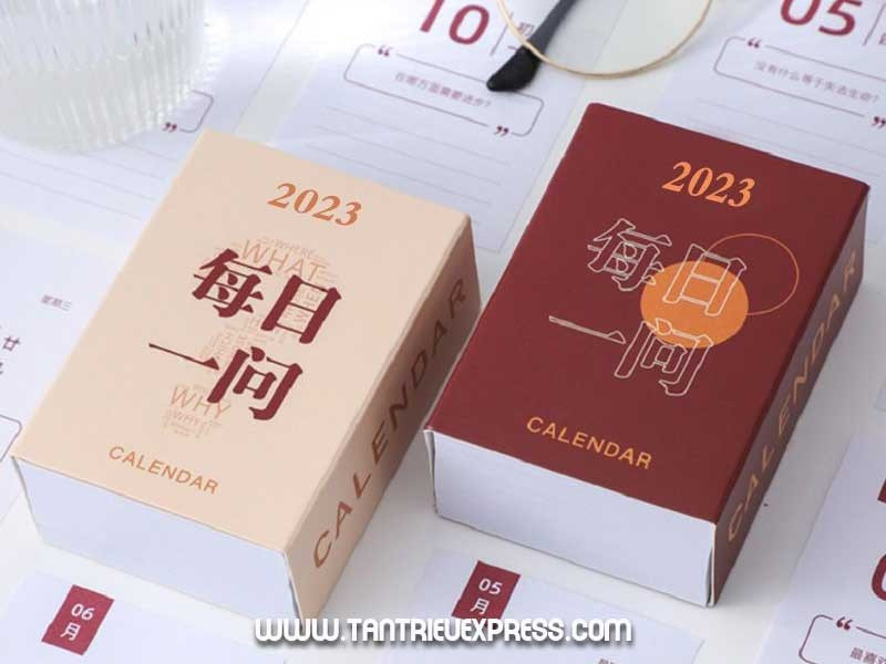 Cảnh người thân vui mừng nhận quà Tết từ Việt Nam