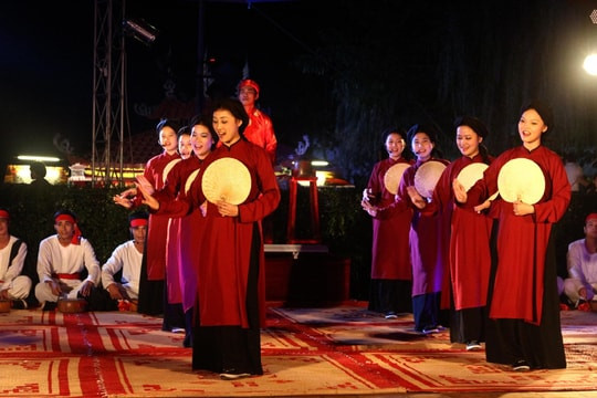 Biểu diễn hát xoan truyền thống tại Phú Thọ trong lễ hội Đền Hùng
