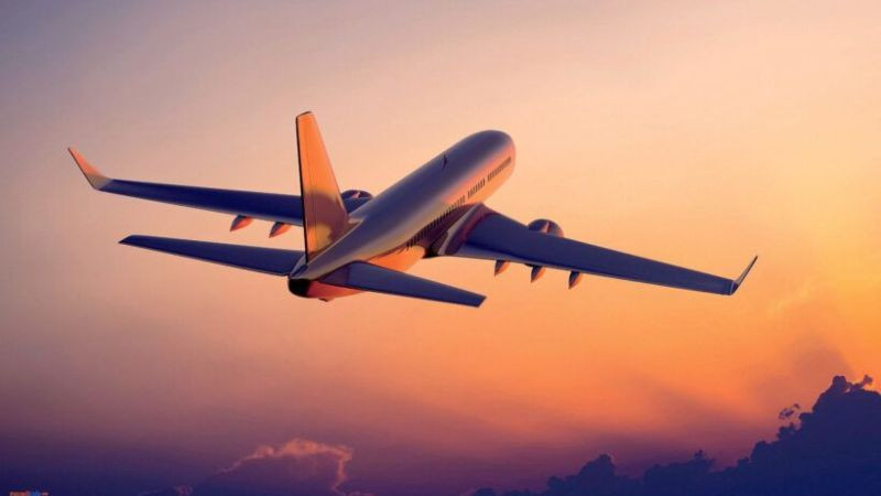 Máy bay phản lực cất cánh mạnh mẽ trên đường băng