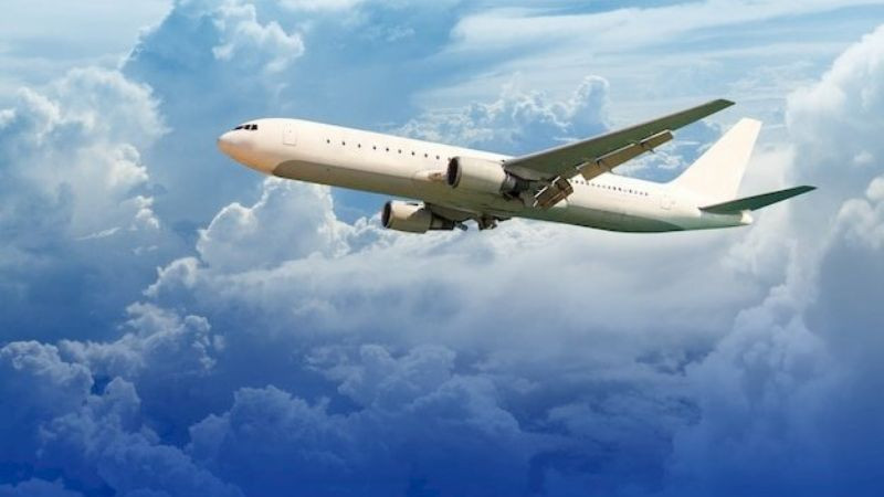 Máy bay phản lực bay qua những đám mây xám