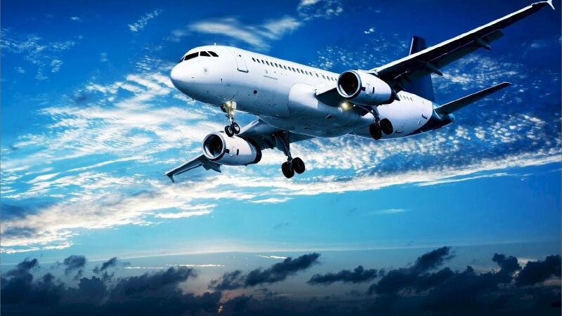 Máy bay cất cánh hướng lên bầu trời nhiều mây