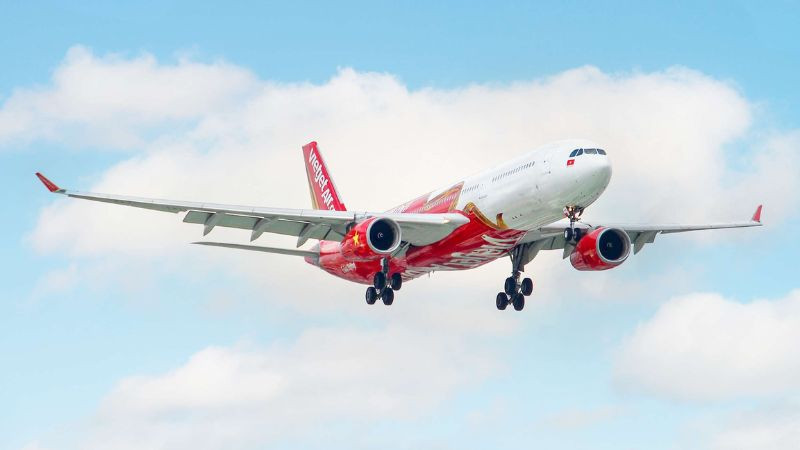 Máy bay Vietjet Air cất cánh với logo chim én