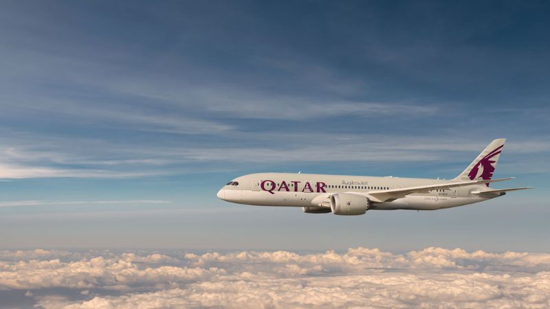 Máy bay Qatar Airways với logo chim ưng vàng cất cánh