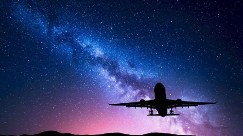Máy bay cất cánh lung linh dưới bầu trời đêm đầy sao và ánh đèn
