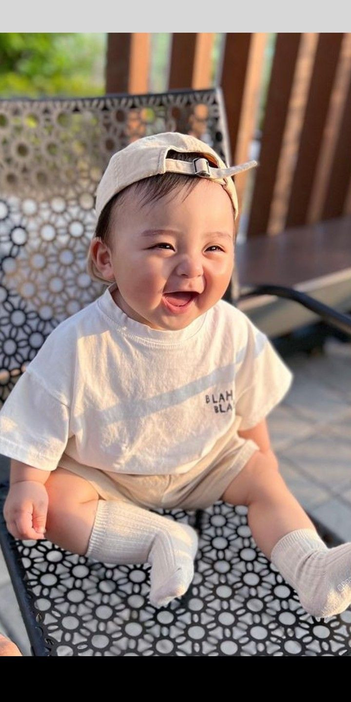 Hai em bé đang cùng nhau chơi đùa với những biểu cảm vô cùng thân thiết