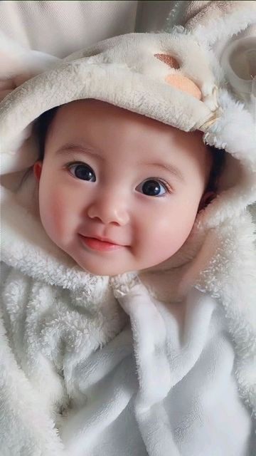 Vẻ mặt ngây ngô và đôi mắt to tròn của bé trai khiến ai nhìn cũng thấy yêu