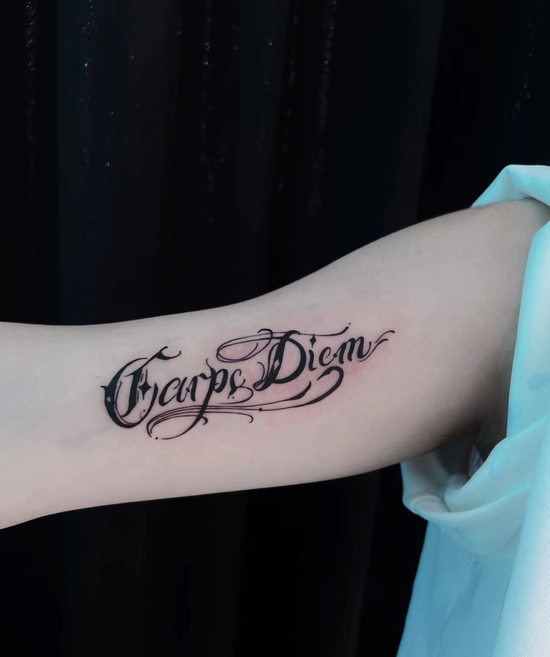 Chân dung một cô gái với hình xăm chữ đơn giản trên bắp tay