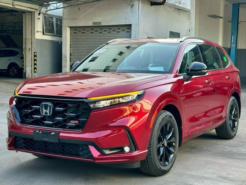 Thân xe Honda CR-V Hybrid 2024 màu đỏ với mâm đen bóng