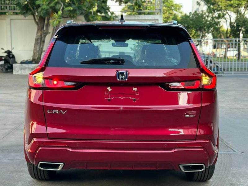 Cụm đèn hậu LED và ống xả kép tinh tế của CR-V Hybrid 2024