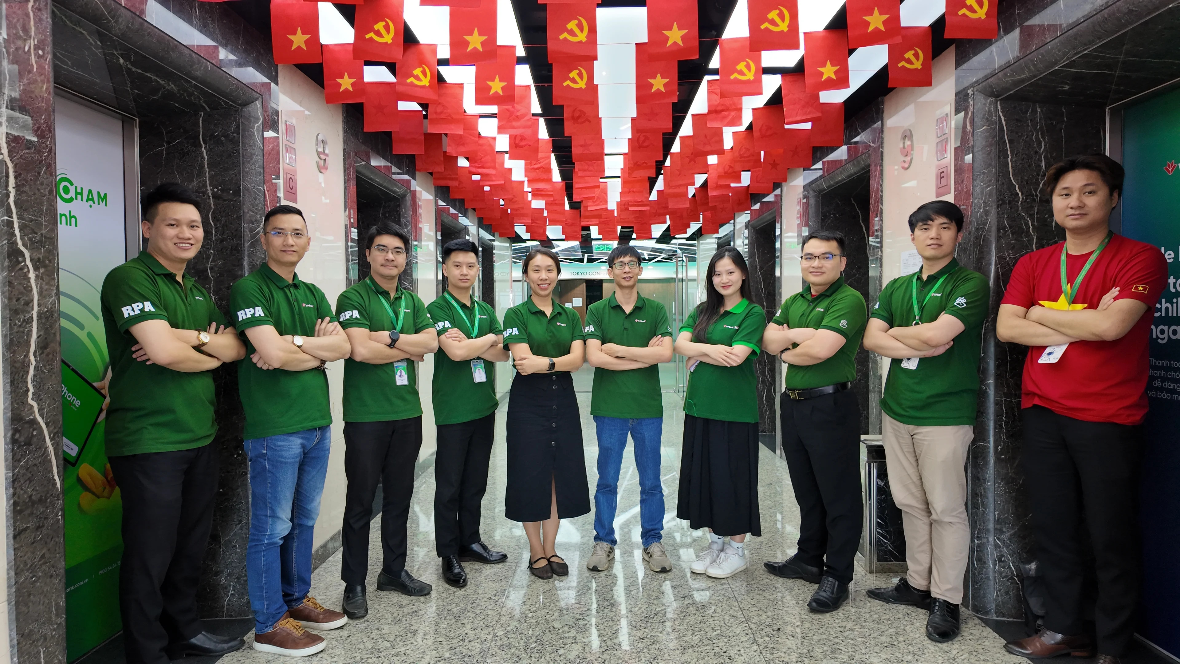 Các chuyên gia công nghệ tại VPBank đang thảo luận về việc triển khai các kịch bản tự động hóa mới