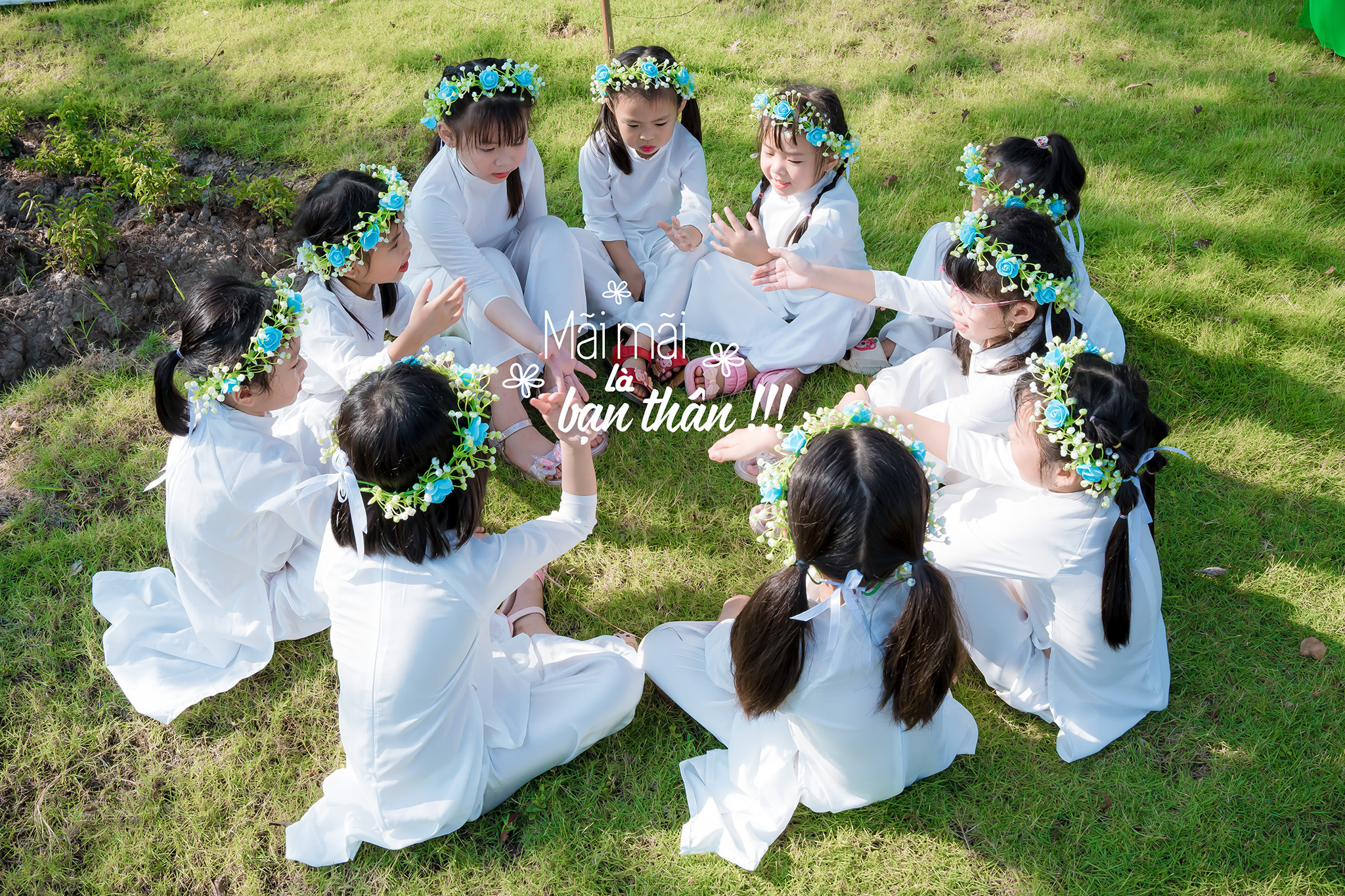 Các bé mầm non xếp hàng ngay ngắn để chụp ảnh kỷ yếu