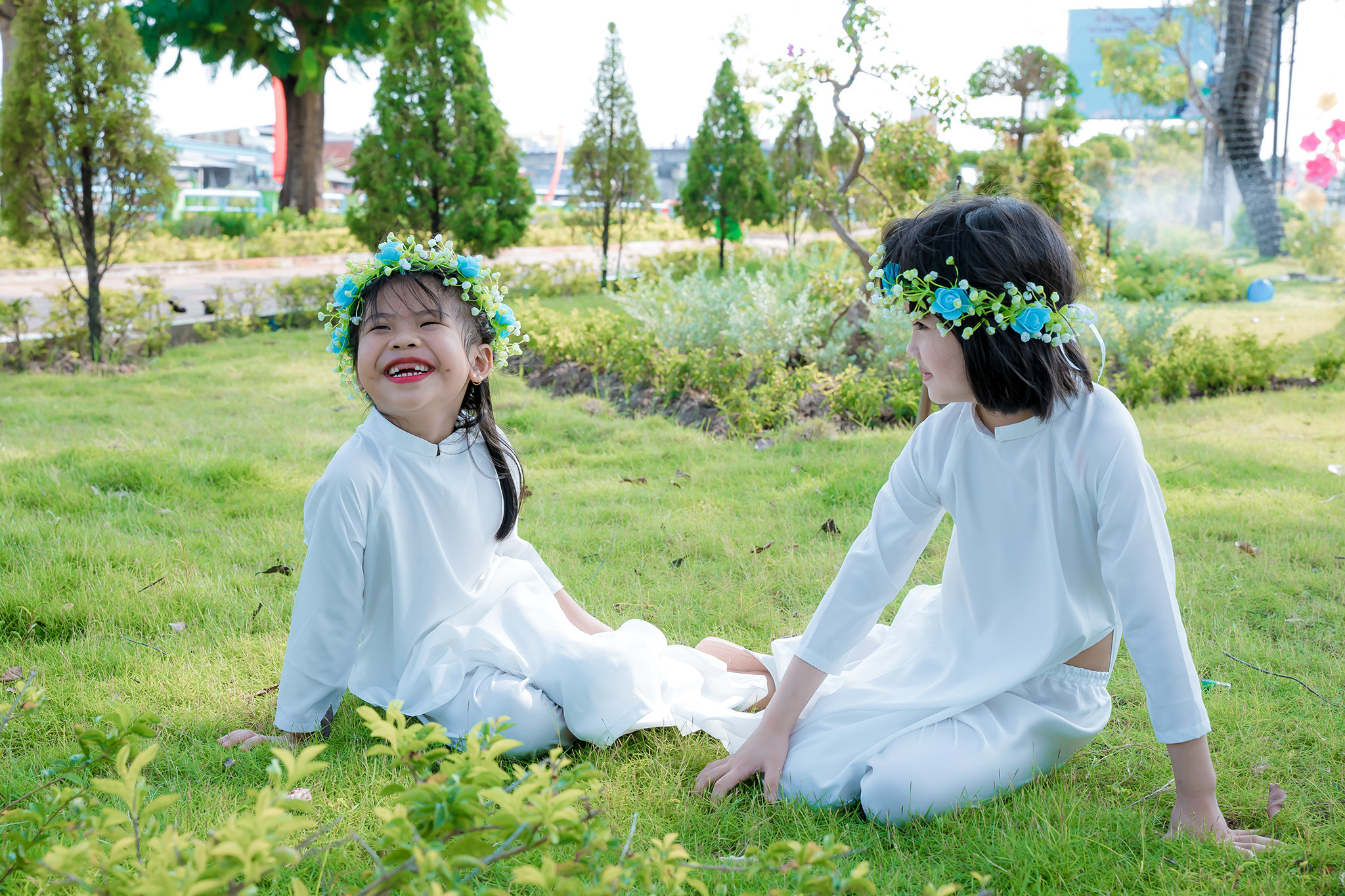 Hai bé gái mầm non ôm nhau chụp ảnh kỷ yếu