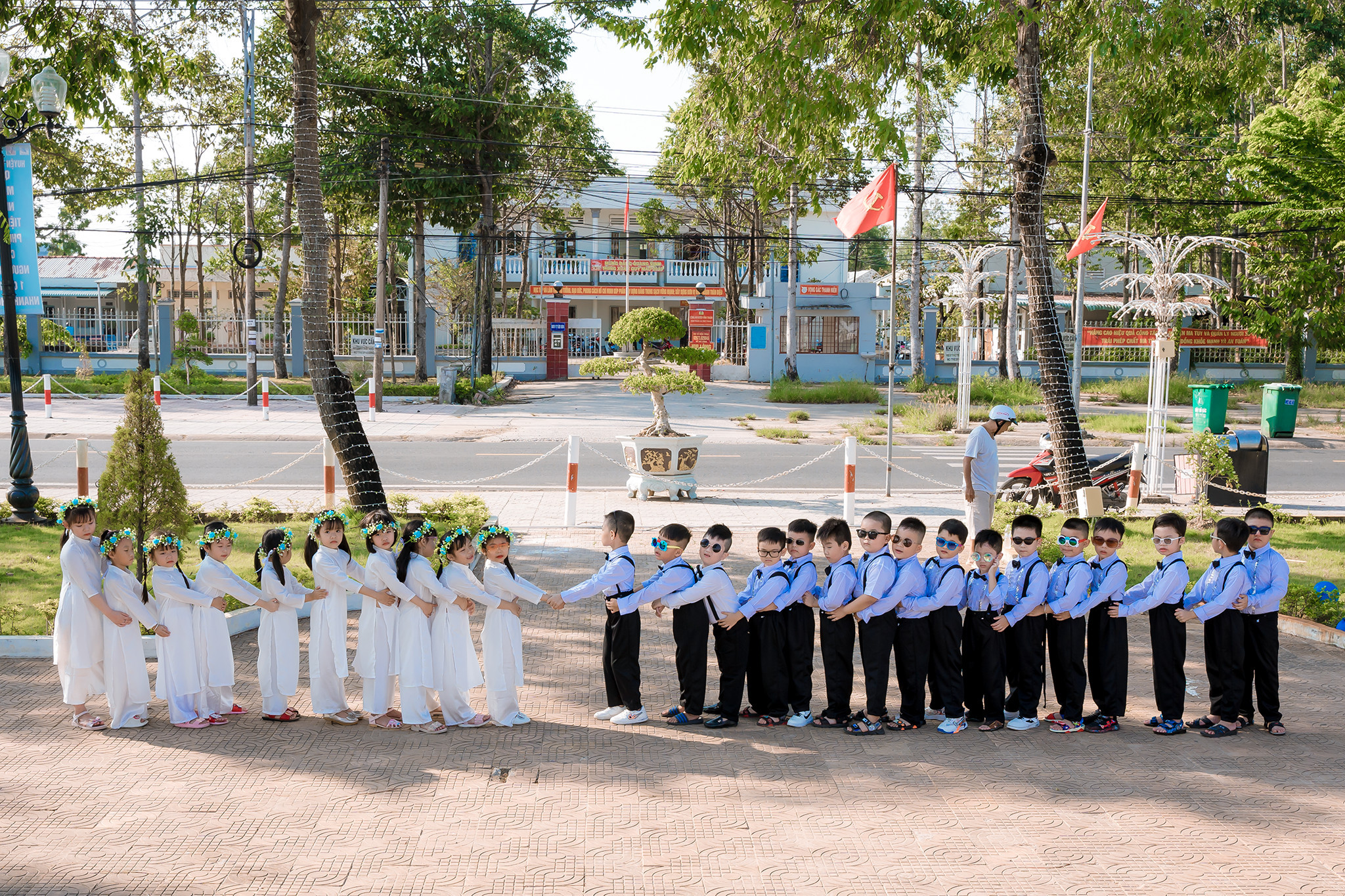 Các bé mầm non mặc đồng phục chuẩn bị chụp ảnh kỷ yếu