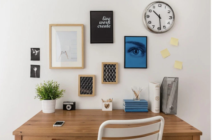Treo tranh và ảnh cá nhân để decor góc học tập, tạo không gian tràn đầy cảm hứng và cá tính.