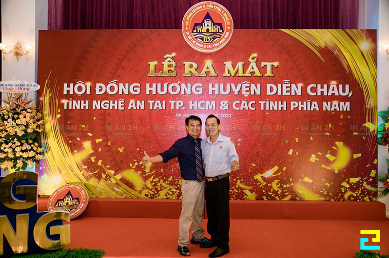 Nhân viên tư vấn chi tiết về các loại chất liệu và báo giá phù hợp với ngân sách của khách hàng