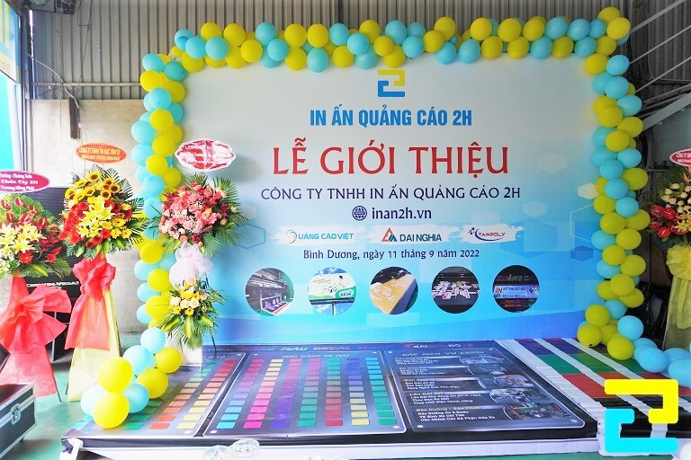 Kích thước phông nền cần hài hòa với diện tích sân khấu và chiều cao của trần nhà