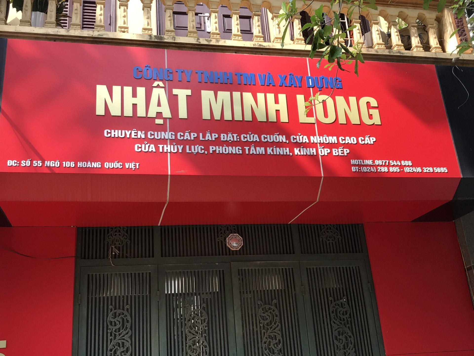 Quá trình in biển quảng cáo alu đòi hỏi kỹ thuật cao để đảm bảo độ bền và thẩm mỹ