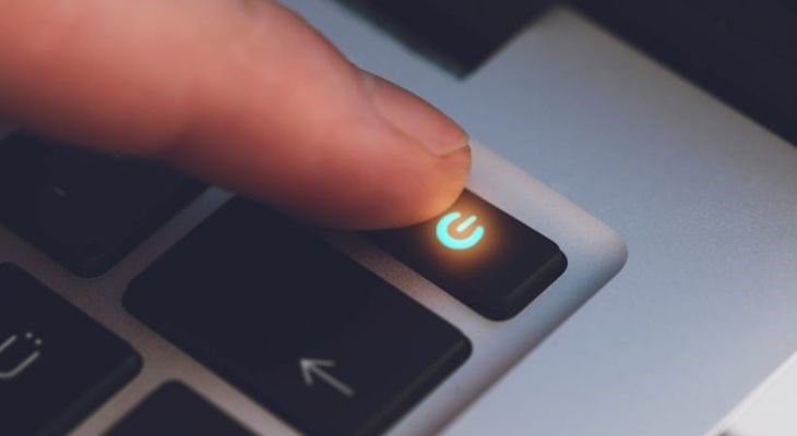 Nhấn giữ nút nguồn để tắt máy nhanh chóng