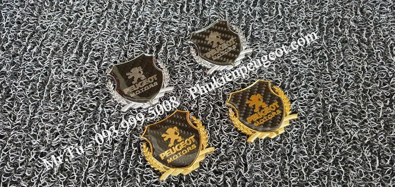 Cận cảnh logo Peugeot bông lúa chất liệu kim loại