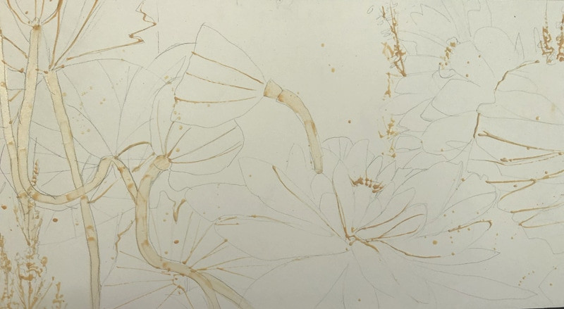 Lớp masking fluid đầu tiên được phủ lên các đường nét chính của hoa sen