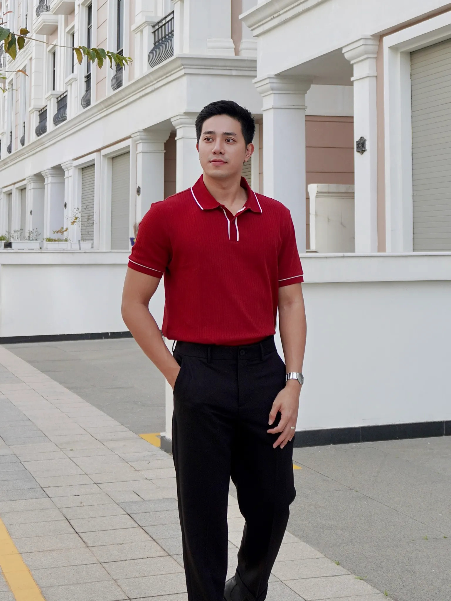 Phối màu đỏ đô với màu đen không bao giờ lỗi mốt