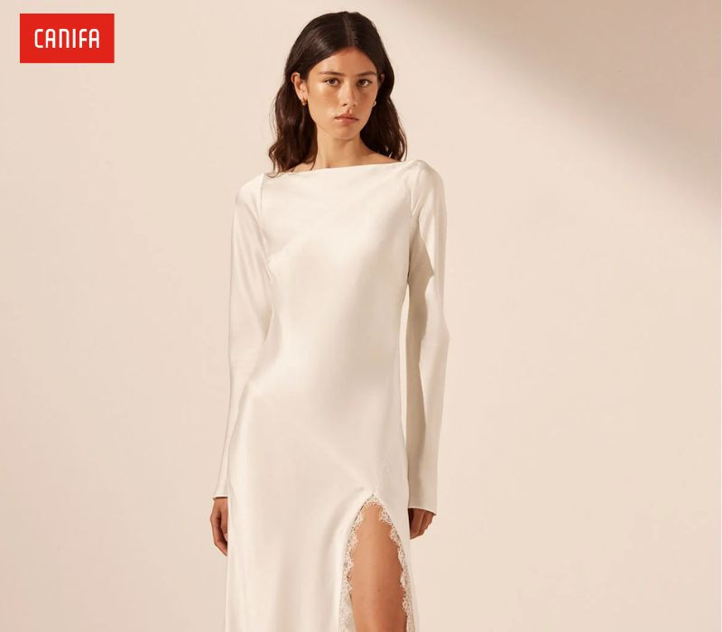 Người mẫu mặc áo len màu Ivory thanh lịch