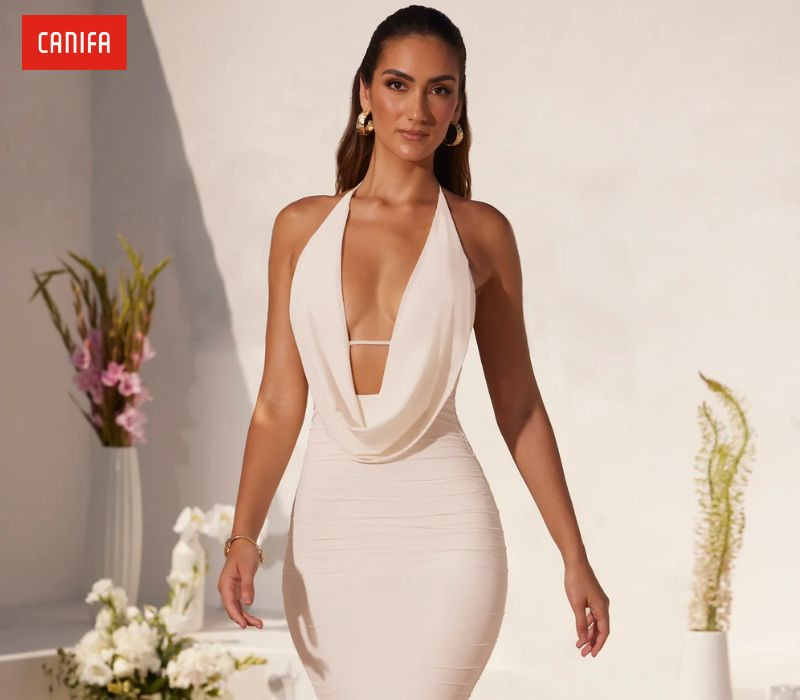 Cô gái diện trang phục màu Ivory thanh lịch, tạo cảm giác ấm áp