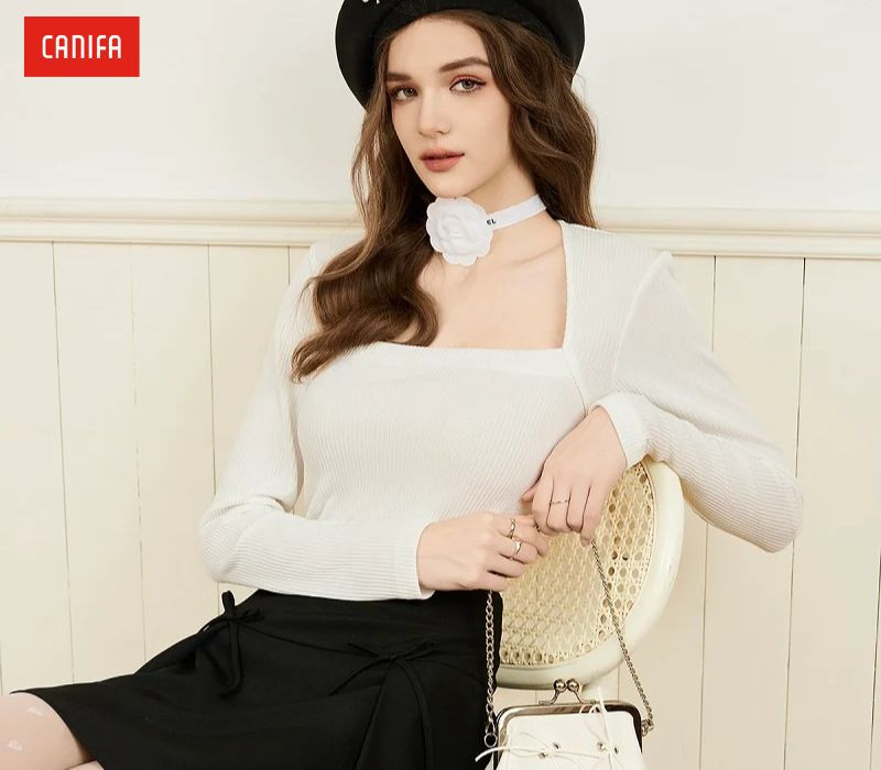 Cô gái mặc áo len Ivory và quần đen lịch sự