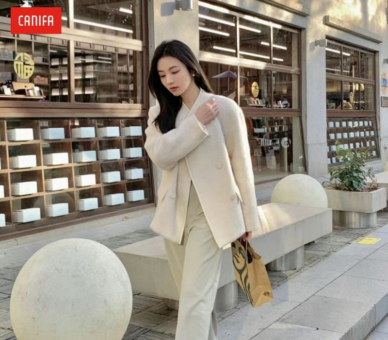 Cô gái mặc áo khoác màu Ivory với quần trắng tinh khôi