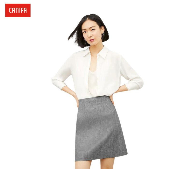Người mẫu mặc áo len màu Ivory và quần xám thanh lịch