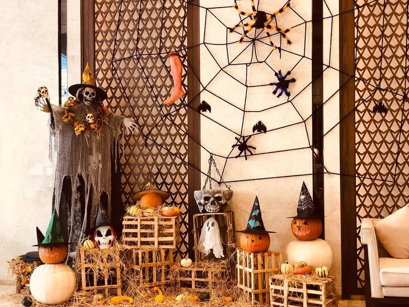 Trang trí mạng nhện và dơi trong không gian Halloween