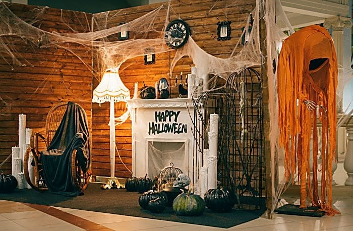 Không gian trang trí Halloween với tông màu đen chủ đạo đầy huyền bí