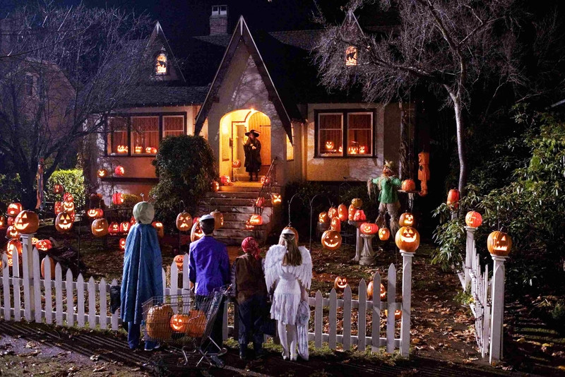 Sự kết hợp giữa màu cam, đen và trắng trong trang trí Halloween