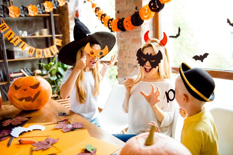 Không gian lễ hội Halloween với bí ngô phát sáng và ánh lửa ấm áp