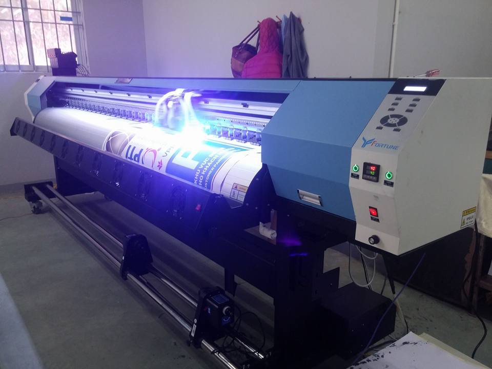 Máy in UV cuộn chuyên dụng để in các vật liệu dạng cuộn khổ lớn