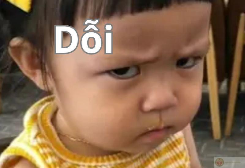 Cô gái dễ thương với biểu cảm hờn dỗi đáng yêu
