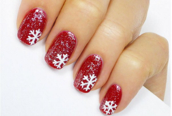 Hình ảnh một bộ nail đỏ nền nhũ bạc với bông tuyết trắng lấp lánh