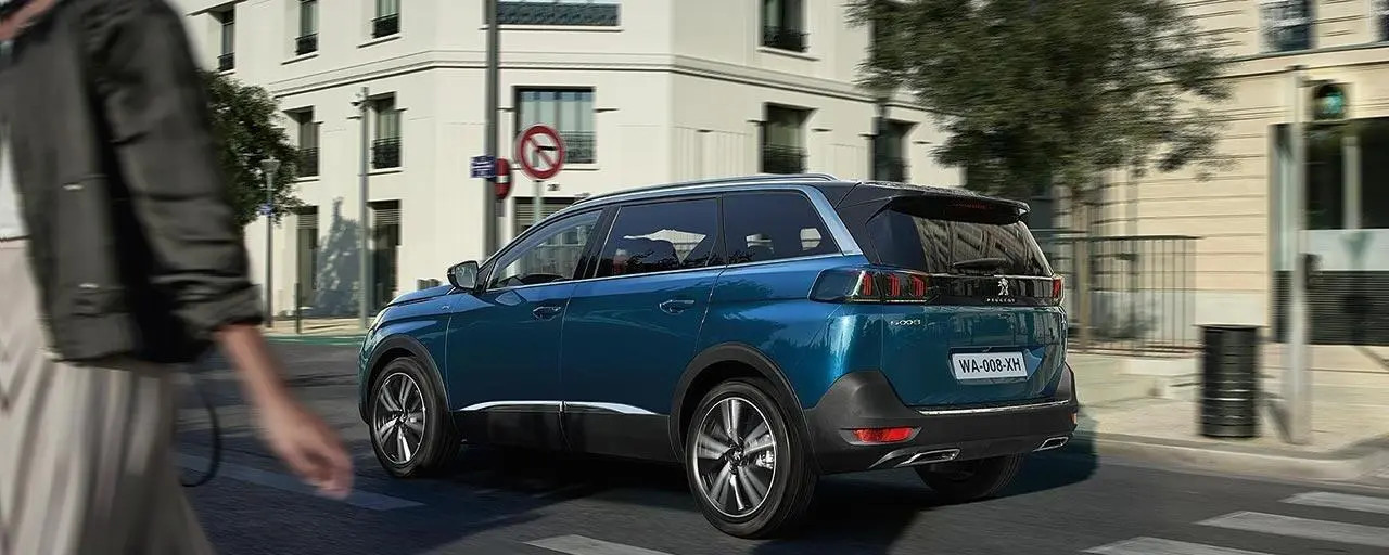 Cụm đèn hậu LED 3D dạng móng vuốt sư tử của Peugeot 5008