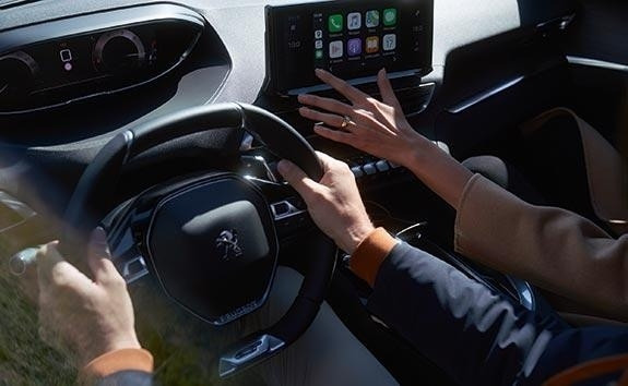 Màn hình cảm ứng trung tâm và cụm phím piano trên Peugeot 5008
