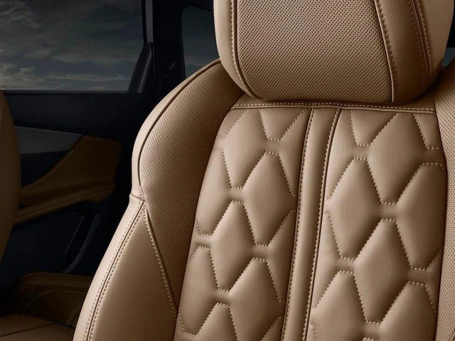 Ghế bọc da Claudia Habana và tính năng massage trên Peugeot 5008 GT