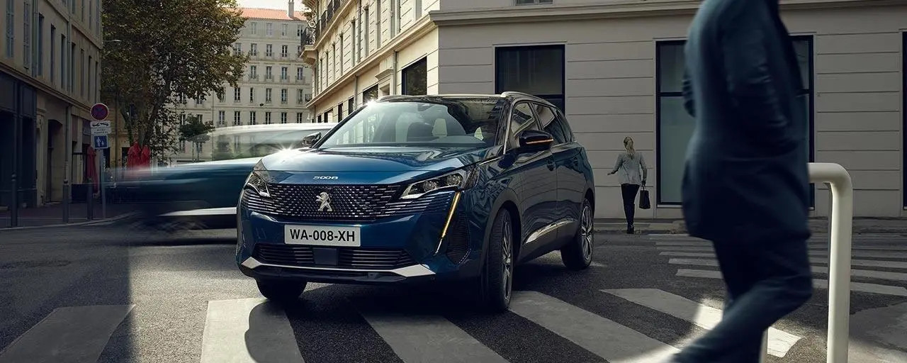 Peugeot 5008 mới với lưới tản nhiệt tràn viền và đèn LED ban ngày sắc sảo